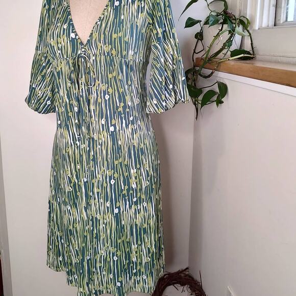 BCBG Paris Green Print Bell Sleeve Deep V Neck Shift Dress Size XS - Picture 2 of 10